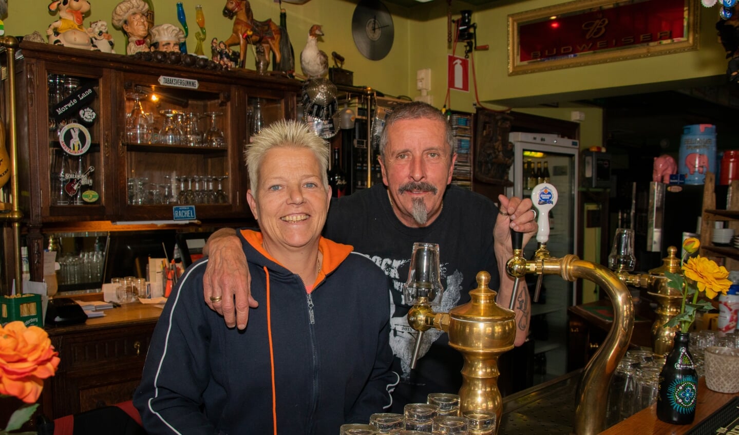 Rachel en Mari Venrooij achter de tap van De Hopbel. Foto: Bas Ulehake