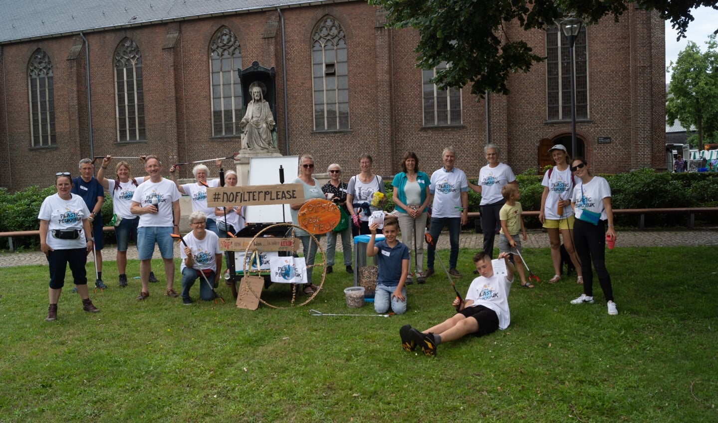 De groep vrijwilligers gingen in 2021 op pad om sigarettenfilters te rapen