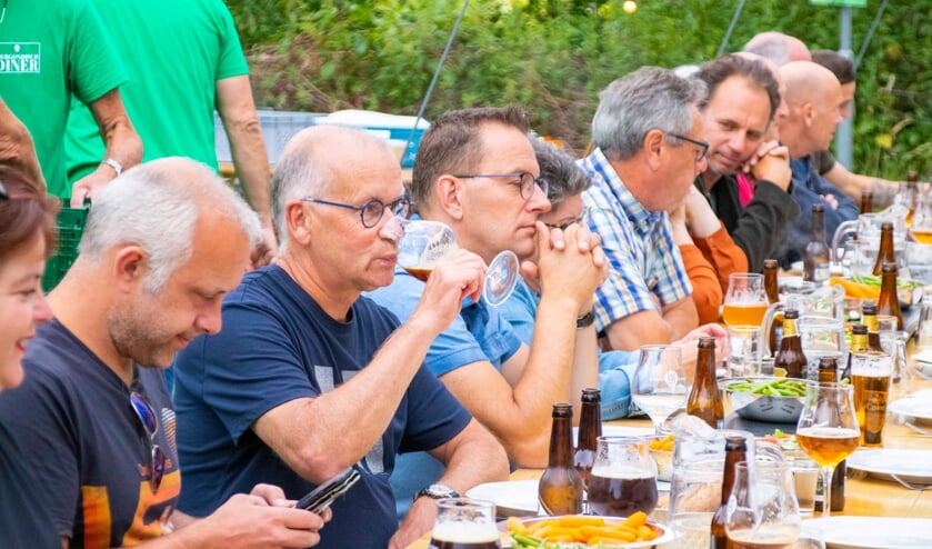 Biergondisch dineren op het hopveld in Schijndel