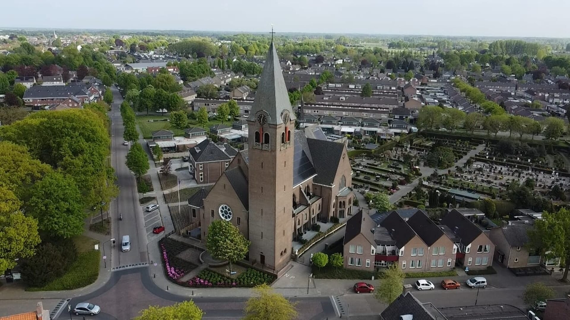 De geheel vernieuwde Boschwegse kerk.