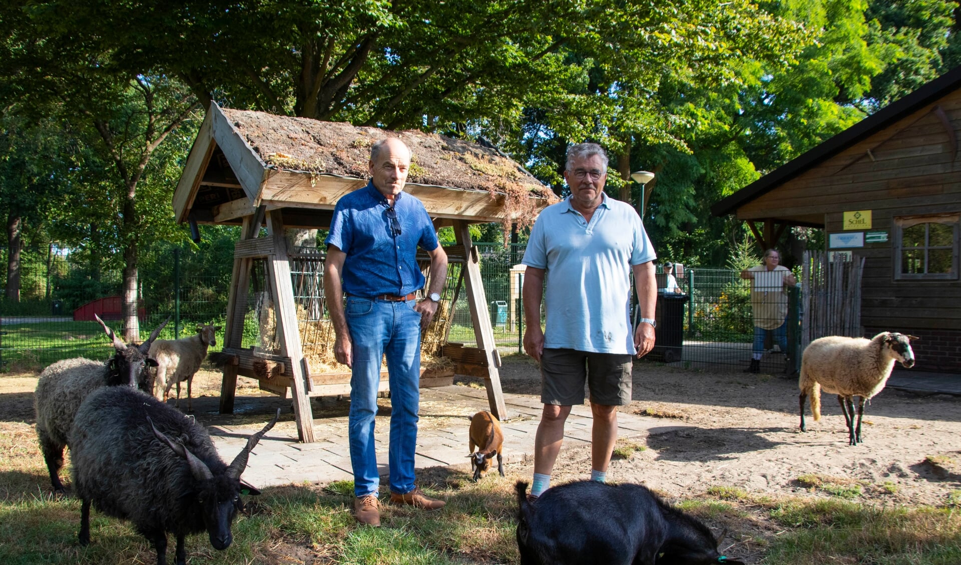 Vrijwilligers Jos van den Oetelaar en Hans van der Steen te midden van de dieren in het Dierenplein.