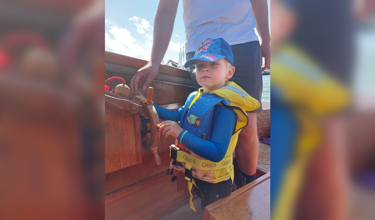op de foto onze zoon Luuk Beekwilder (4 jaar) die in Stavoren de boot van zijn oom en tante mocht besturen. 