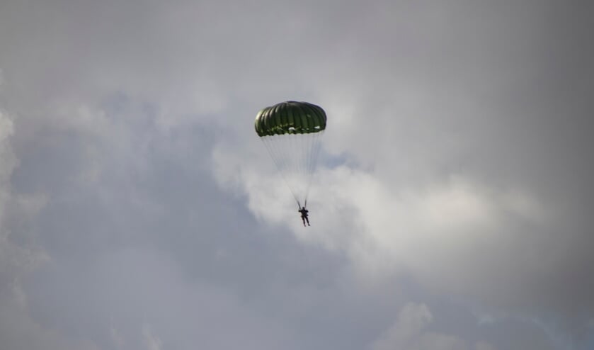 Parachutesprongen Eerde ter ere van Operation Market Garden