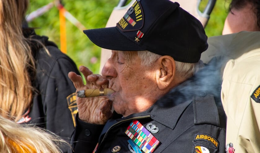 Parachutesprongen Eerde ter ere van Operation Market Garden