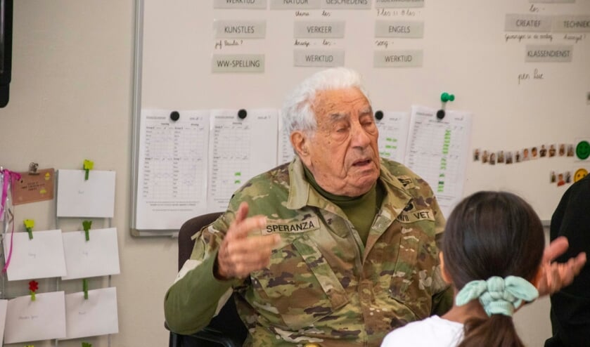Veteraan Vincent Speranza brengt een bezoek aan Petrus en Paulus School in Eerde.