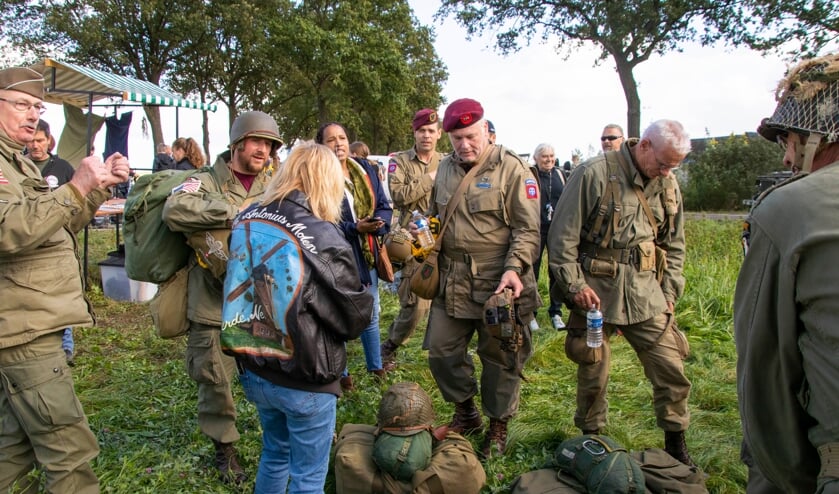 Parachutesprongen Eerde ter ere van Operation Market Garden