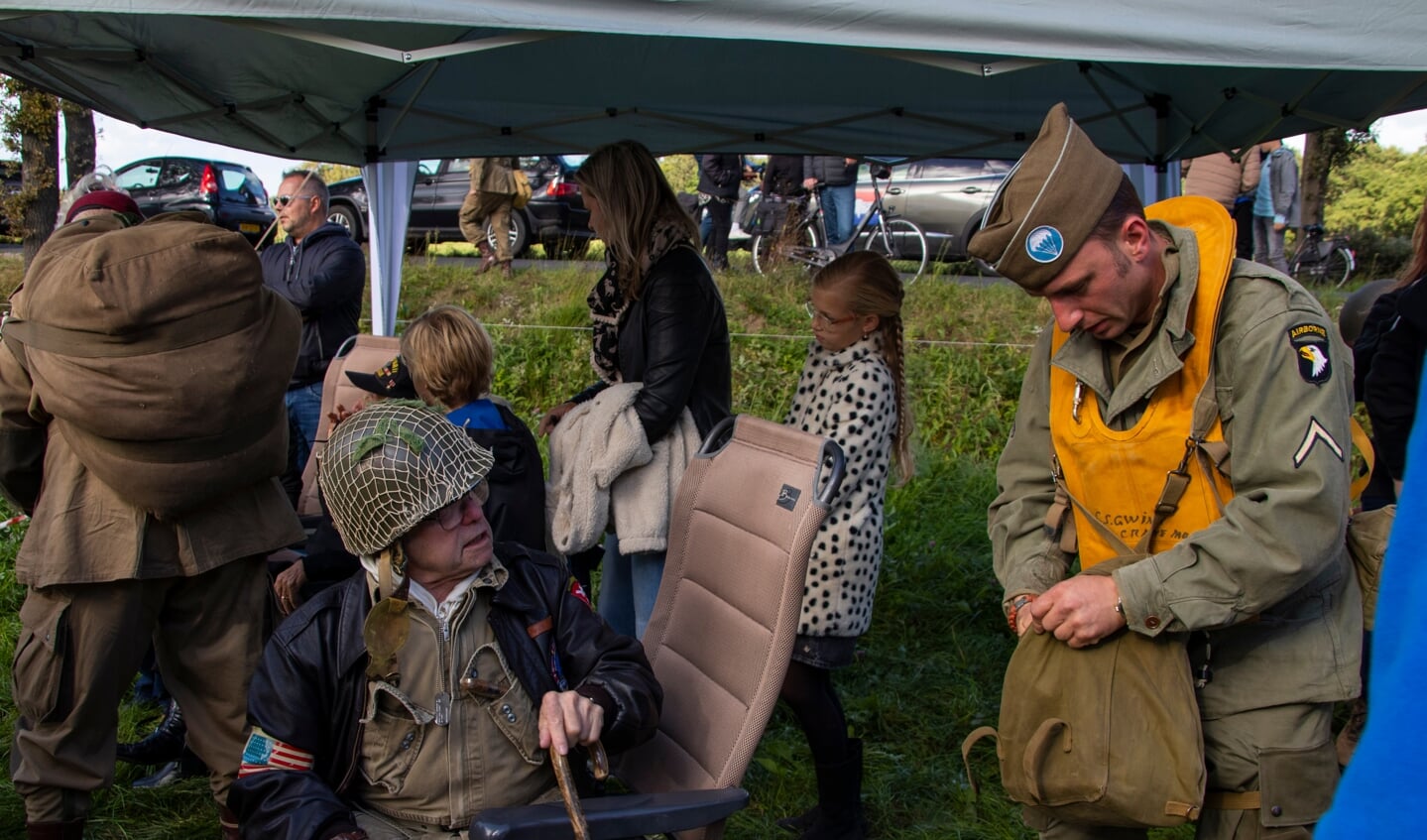 Parachutesprongen Eerde ter ere van Operation Market Garden