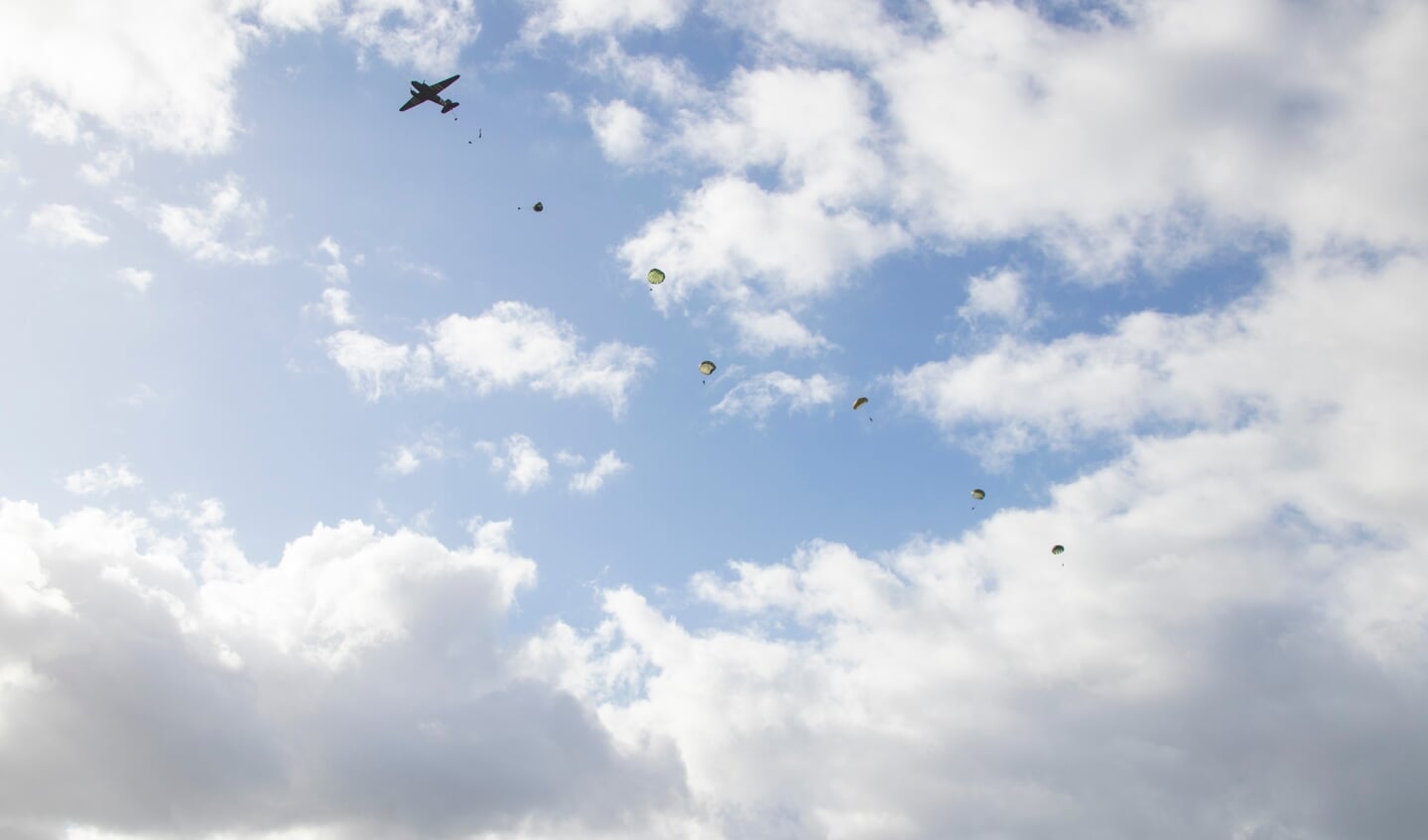 Parachutesprongen Eerde ter ere van Operation Market Garden