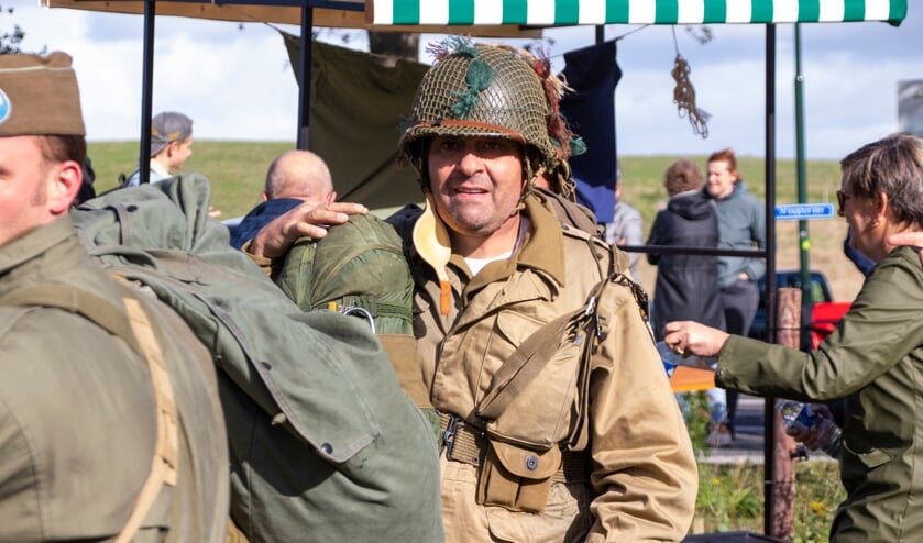 Parachutesprongen Eerde ter ere van Operation Market Garden