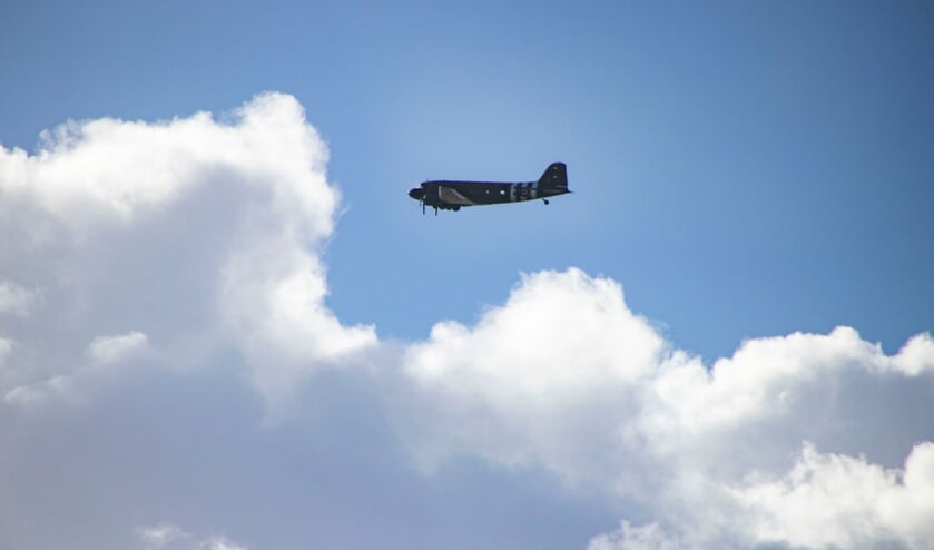 Parachutesprongen Eerde ter ere van Operation Market Garden