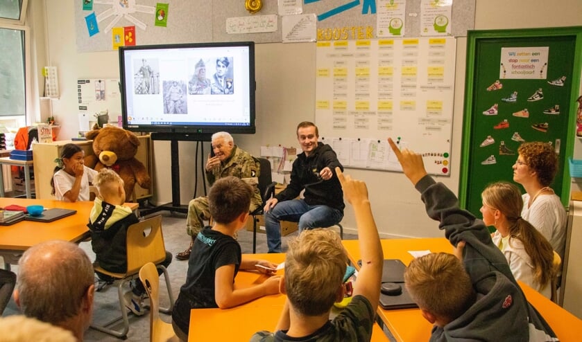 Veteraan Vincent Speranza brengt een bezoek aan Petrus en Paulus School in Eerde.