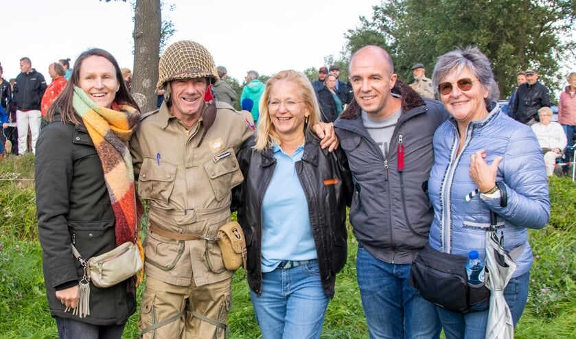 Parachutesprongen Eerde ter ere van Operation Market Garden