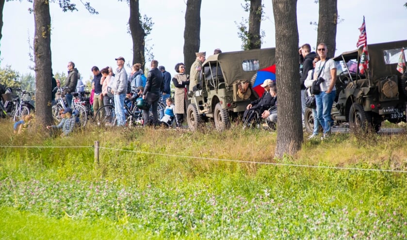 Parachutesprongen Eerde ter ere van Operation Market Garden