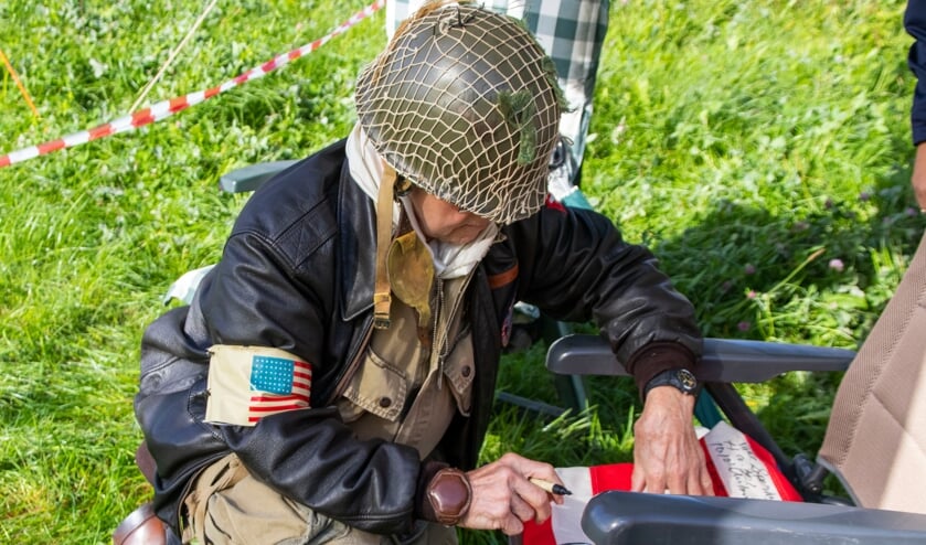 Parachutesprongen Eerde ter ere van Operation Market Garden