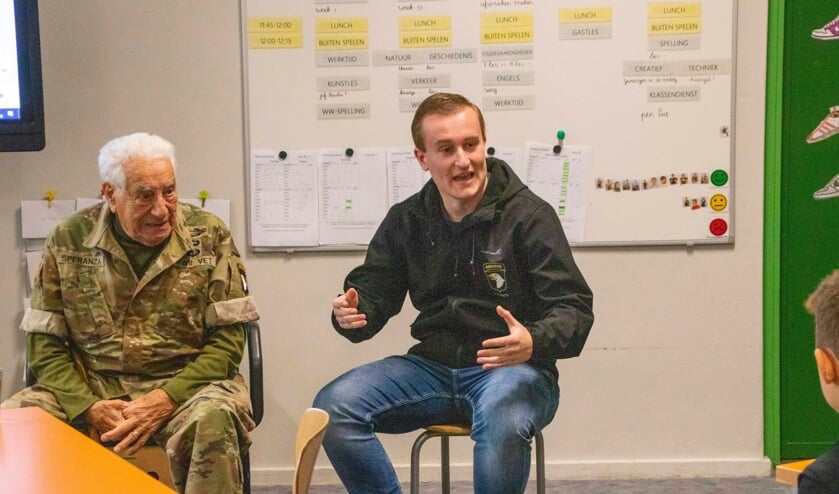 Veteraan Vincent Speranza brengt een bezoek aan Petrus en Paulus School in Eerde.
