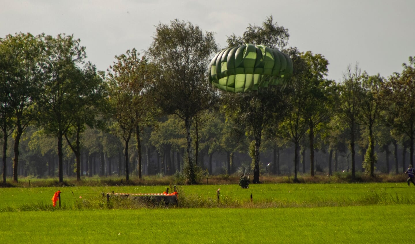 Parachutesprongen Eerde ter ere van Operation Market Garden