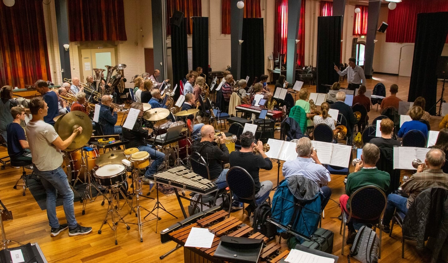 Harmonie St. Cecilia oefent voor het Promconcert.