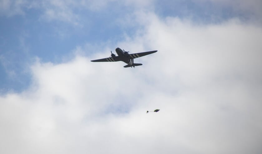 Parachutesprongen Eerde ter ere van Operation Market Garden