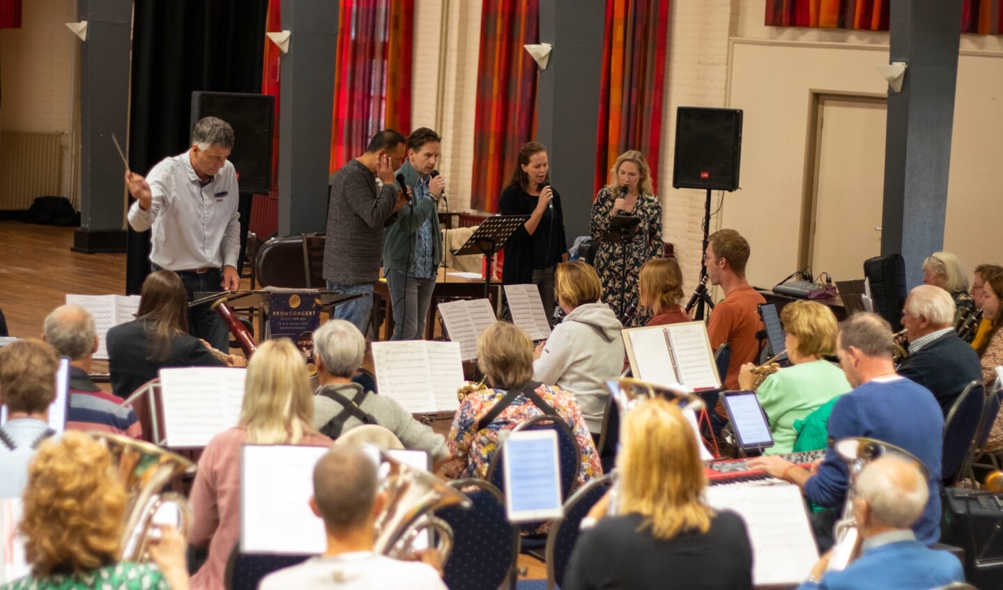 Harmonie St. Cecilia oefent voor het Promconcert.