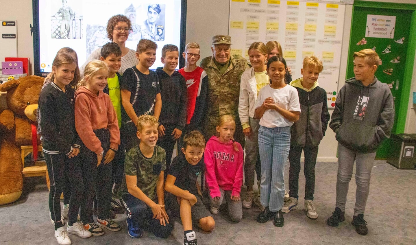 Veteraan Vincent Speranza brengt een bezoek aan Petrus en Paulus School in Eerde.