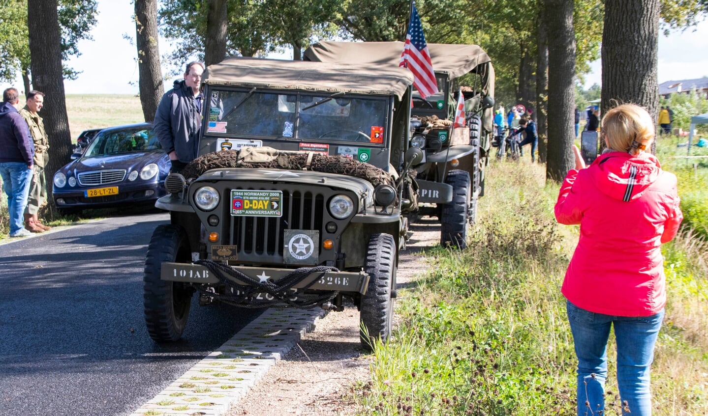 Parachutesprongen Eerde ter ere van Operation Market Garden