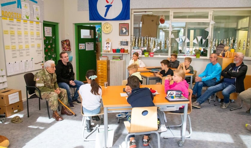 Veteraan Vincent Speranza brengt een bezoek aan Petrus en Paulus School in Eerde.