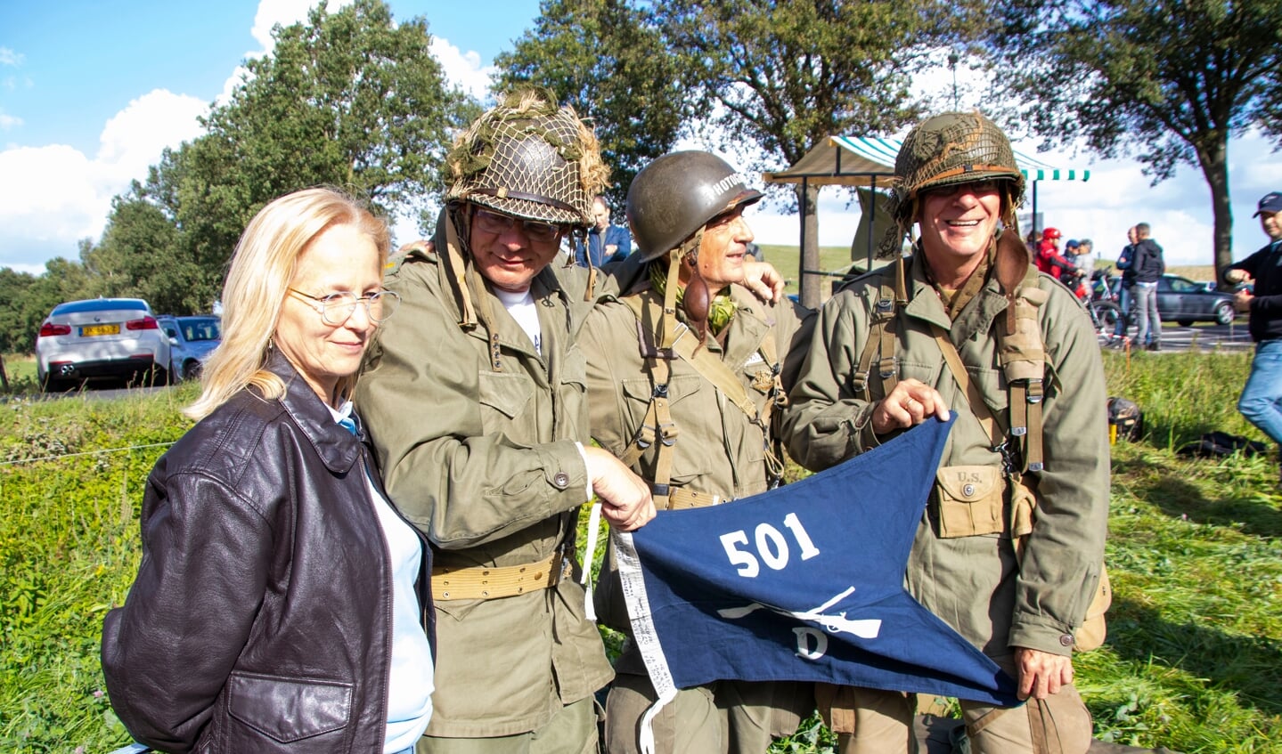 Parachutesprongen Eerde ter ere van Operation Market Garden