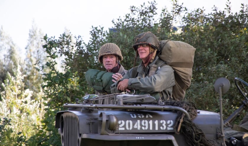Parachutesprongen Eerde ter ere van Operation Market Garden