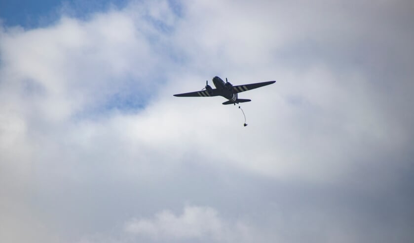 Parachutesprongen Eerde ter ere van Operation Market Garden