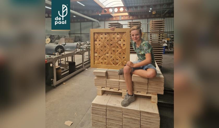 Sam bij De Paal in de fabriek in de week voorafgaand aan het NKP met het bord dat hij in 2020 gemaakt had voor het BKP