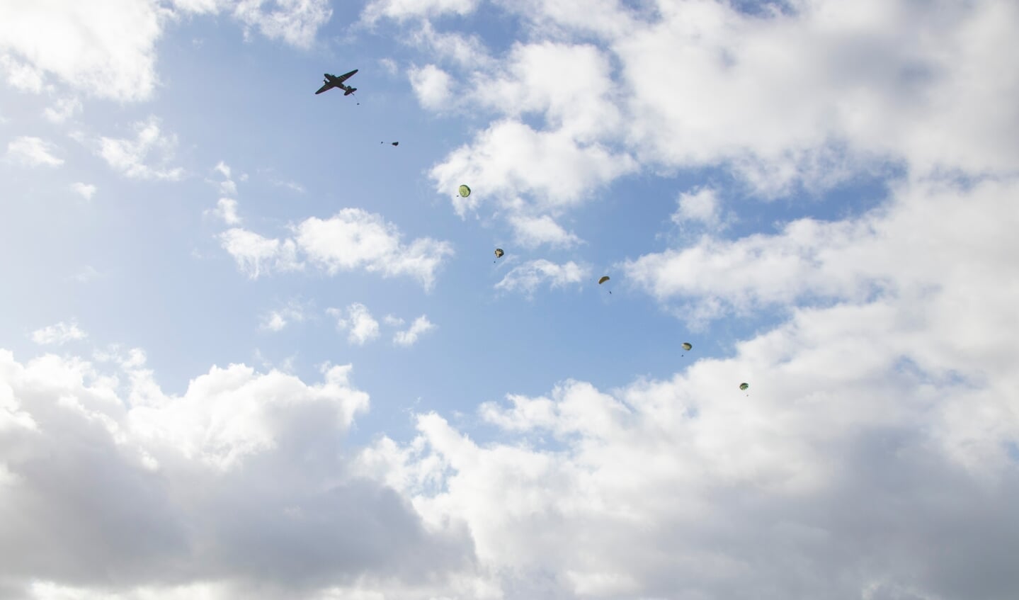 Parachutesprongen Eerde ter ere van Operation Market Garden