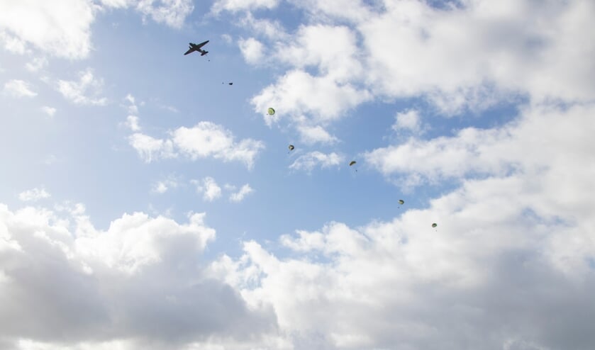 Parachutesprongen Eerde ter ere van Operation Market Garden