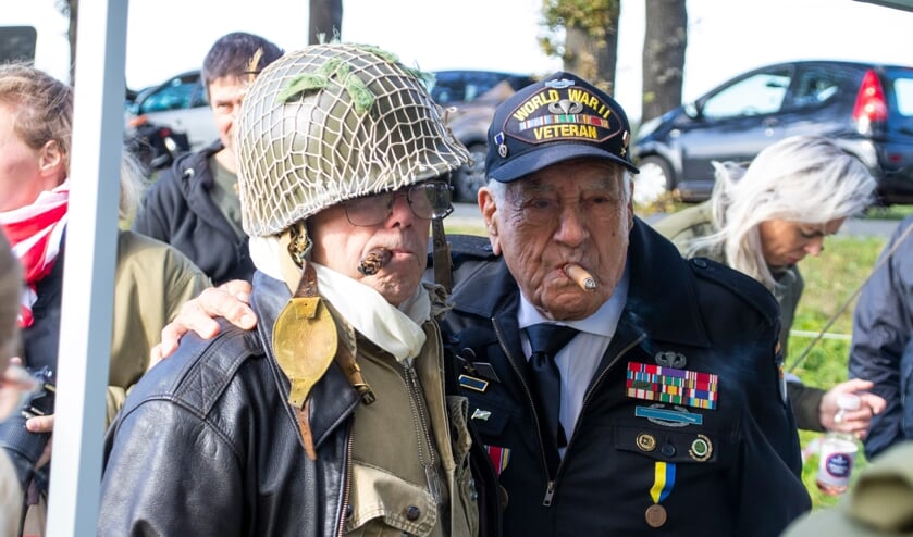 Parachutesprongen Eerde ter ere van Operation Market Garden