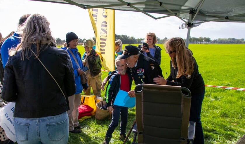 Parachutesprongen Eerde ter ere van Operation Market Garden