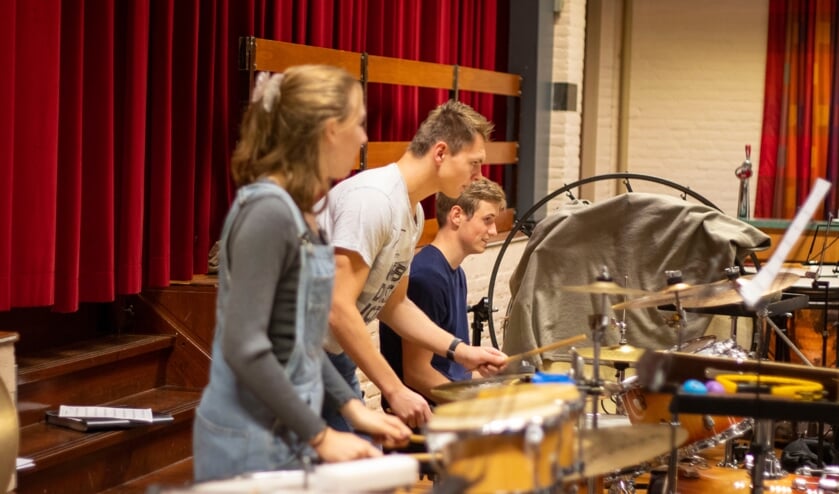 Harmonie St. Cecilia oefent voor het Promconcert.