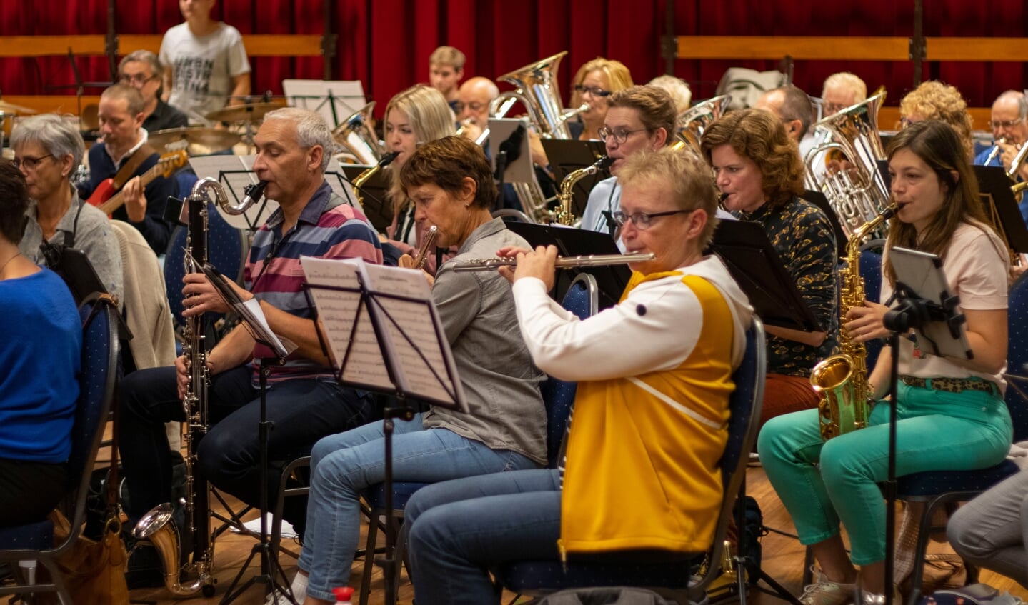 Harmonie St. Cecilia oefent voor het Promconcert.