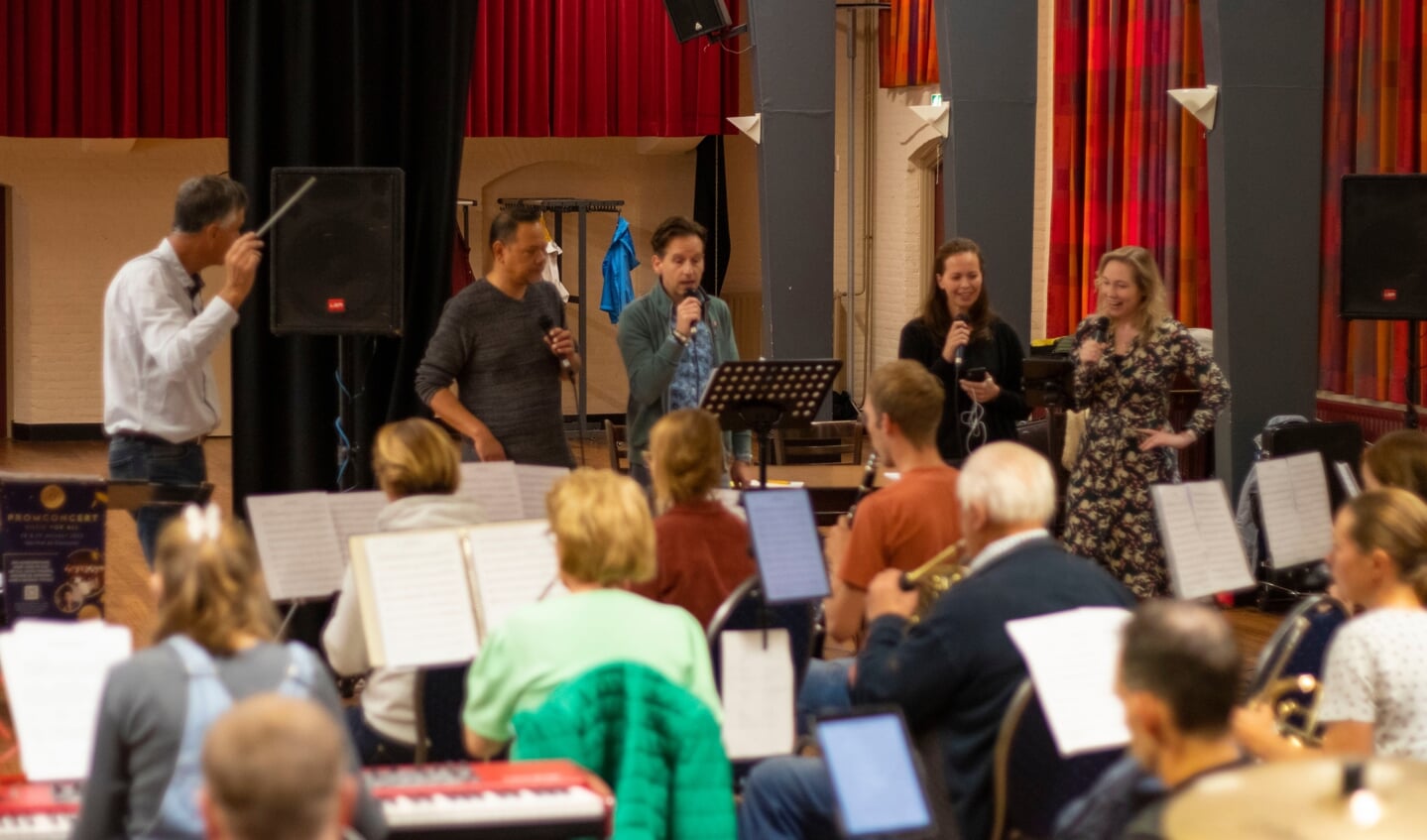 Harmonie St. Cecilia oefent voor het Promconcert.