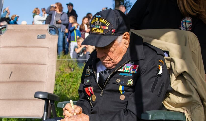Parachutesprongen Eerde ter ere van Operation Market Garden