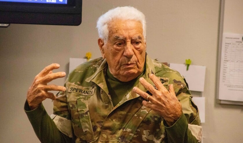 Veteraan Vincent Speranza brengt een bezoek aan Petrus en Paulus School in Eerde.