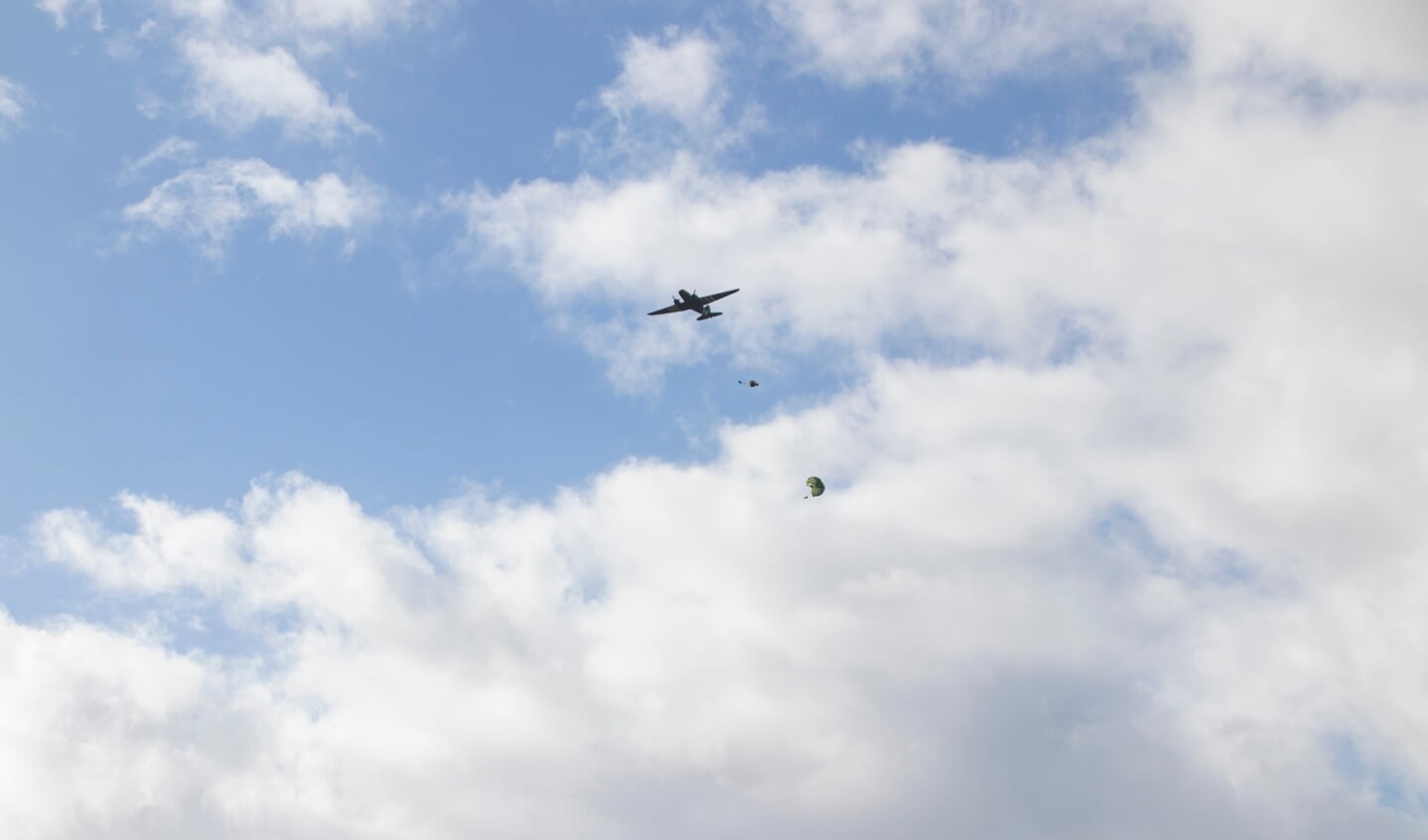 Parachutesprongen Eerde ter ere van Operation Market Garden