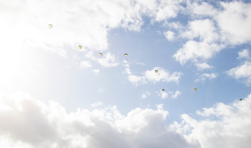 Parachutesprongen Eerde ter ere van Operation Market Garden