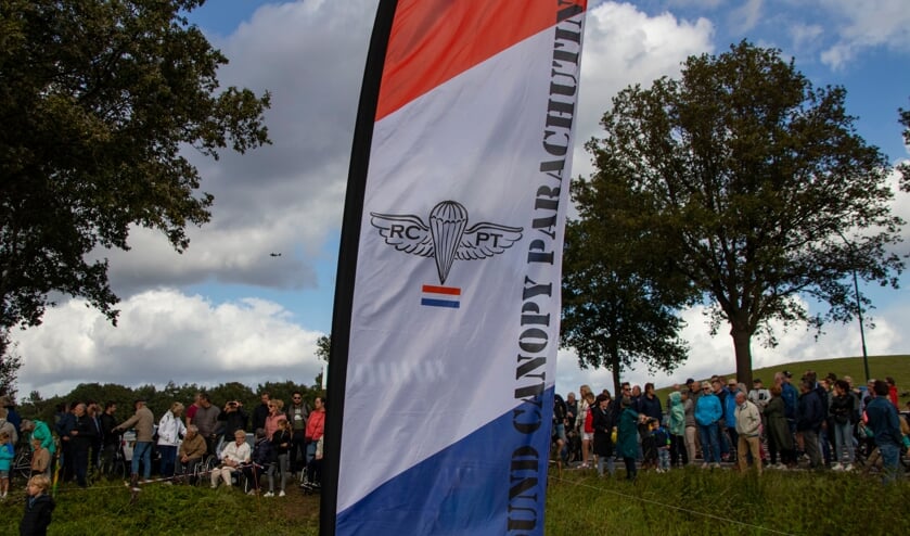 Parachutesprongen Eerde ter ere van Operation Market Garden