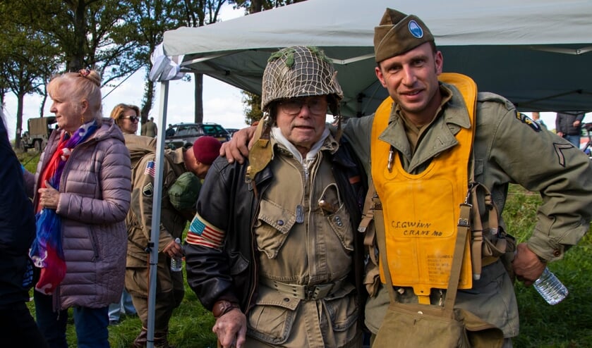 Parachutesprongen Eerde ter ere van Operation Market Garden