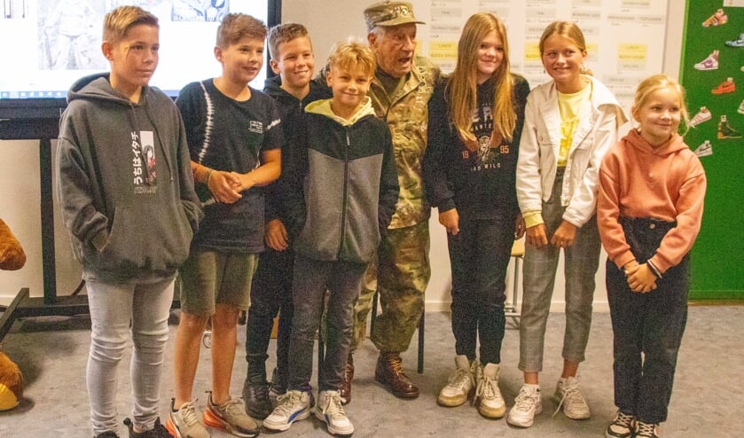 Veteraan Vincent Speranza brengt een bezoek aan Petrus en Paulus School in Eerde.