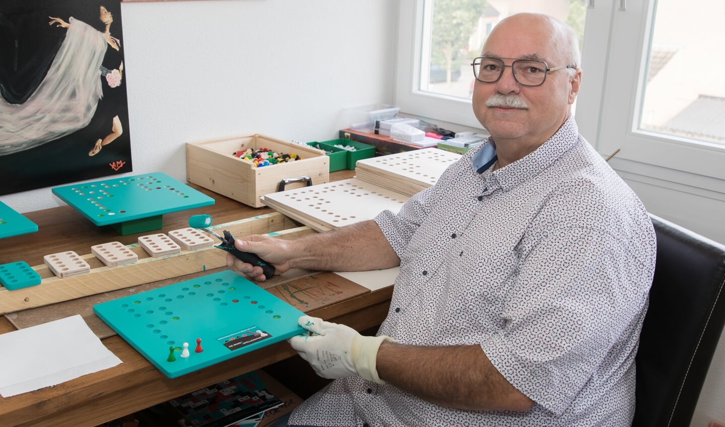 Toon maakt en schildert zijn houten spelborden zelf. Foto's: Wiek van Lieshout