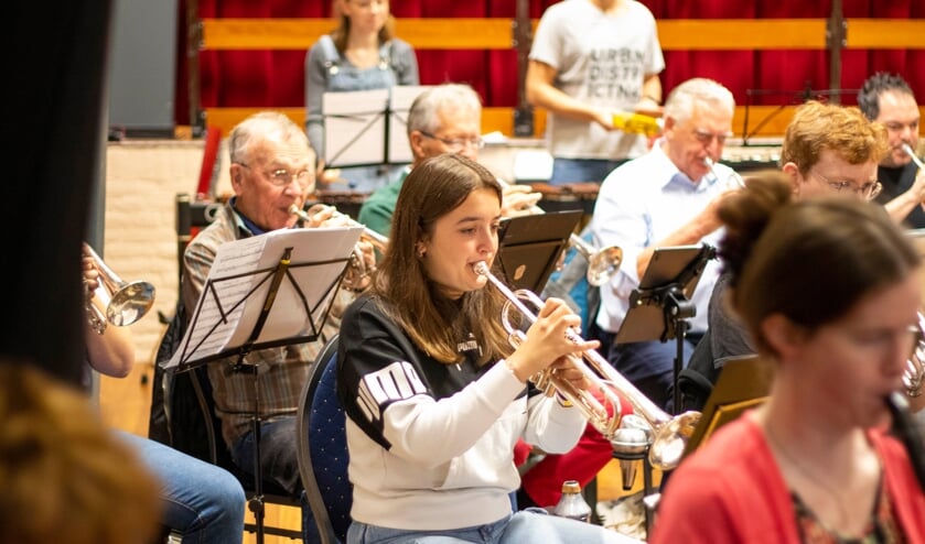 Harmonie St. Cecilia oefent voor het Promconcert.