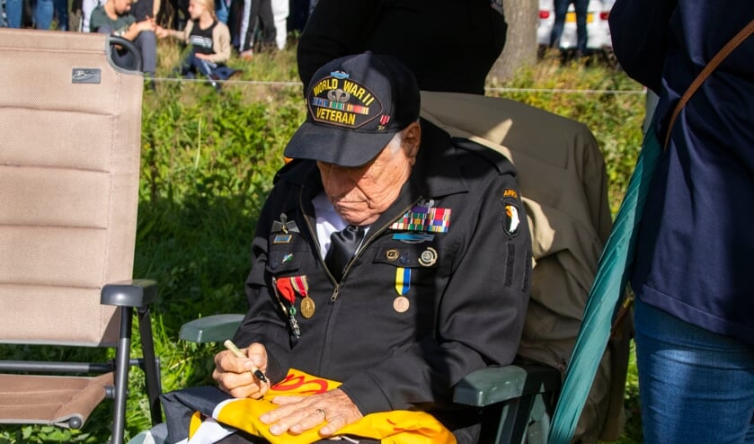 Parachutesprongen Eerde ter ere van Operation Market Garden