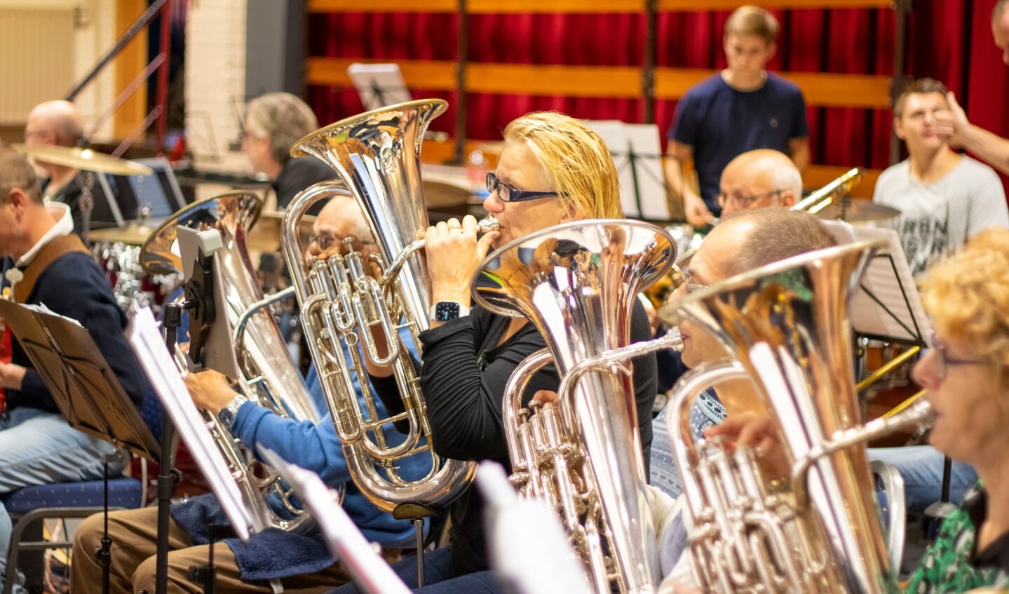 Harmonie St. Cecilia oefent voor het Promconcert.