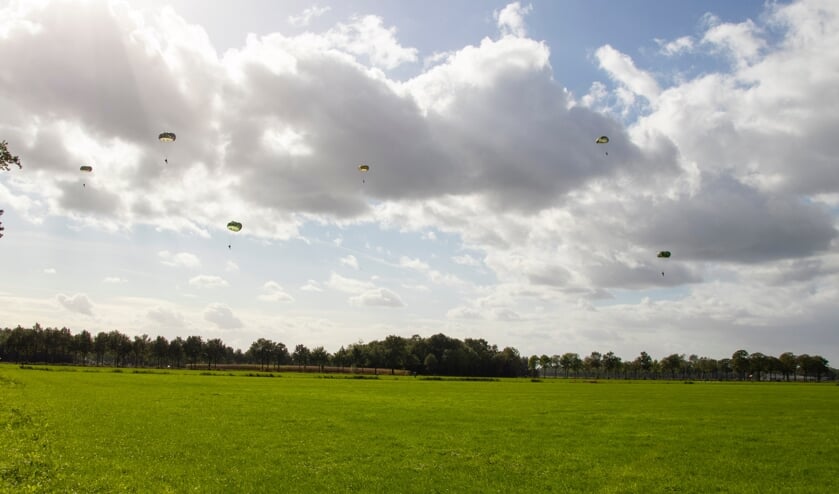 Parachutesprongen Eerde ter ere van Operation Market Garden