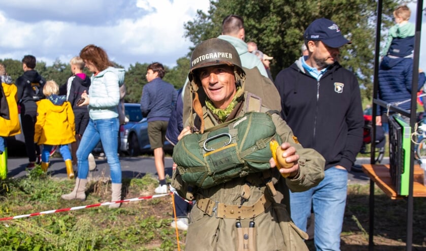 Parachutesprongen Eerde ter ere van Operation Market Garden